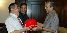Malaysia Premier Mr. Mahathir thinks highly of Auratic vases. 